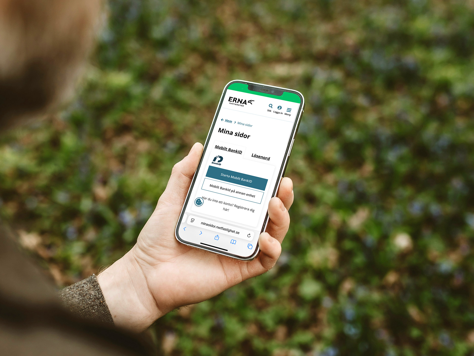 Mina sidor från Erna fastigheters webb på mobil i hand